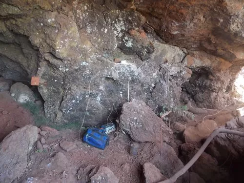 Detonações Próximas à Cavidades Naturais Subterrâneas